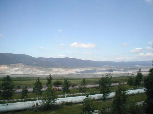 Důl Čs. armády s řekou Bílinou v popředí, 1.6.2005 Důl Čs. armády s řekou Bílinou v popředí, 1.6.2005