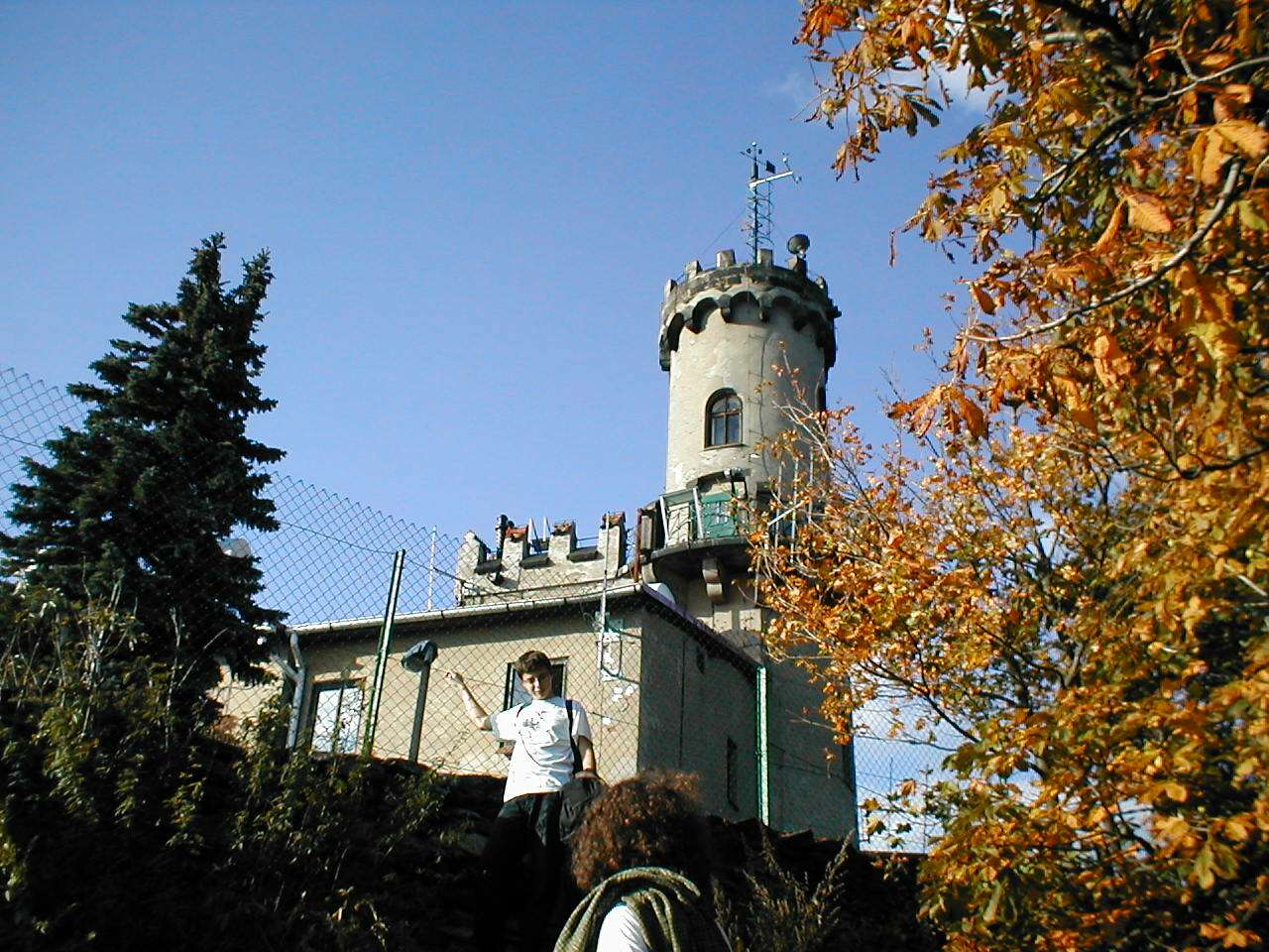 Vrchol Milešovky, v pozadí budova meteorologické stanice
