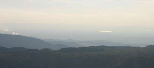 Pohled z Milešovky na západ. Pohled z Milešovky na západ.