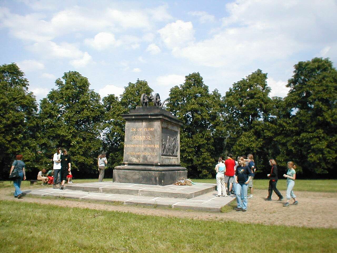 U pomníku Přemysla Oráče