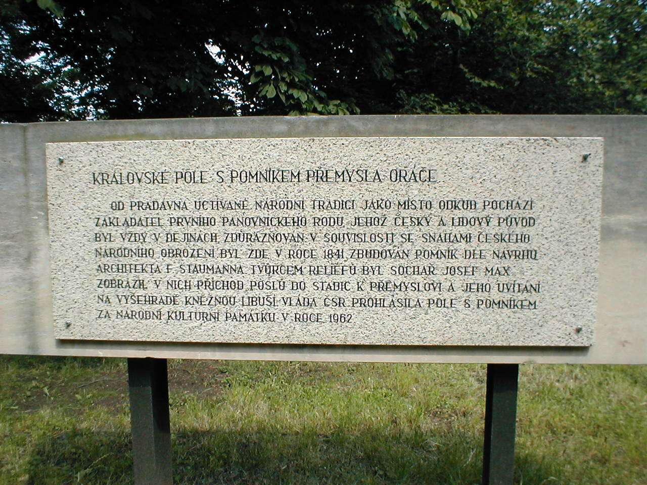 Tabule u pomníku Přemysla Oráče